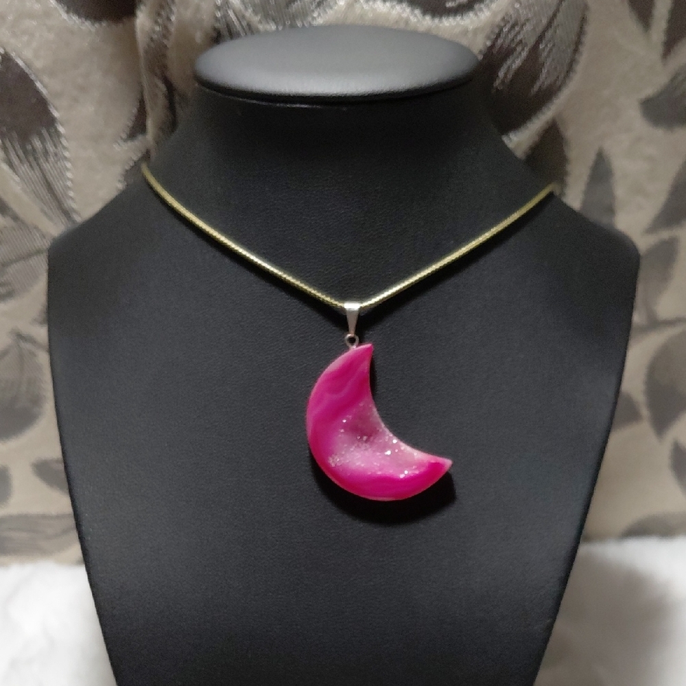 Pink Agate Moon-Shaped PendantNecklace